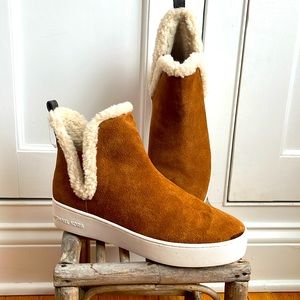 New Michael Kors Size 7 brown suede boots